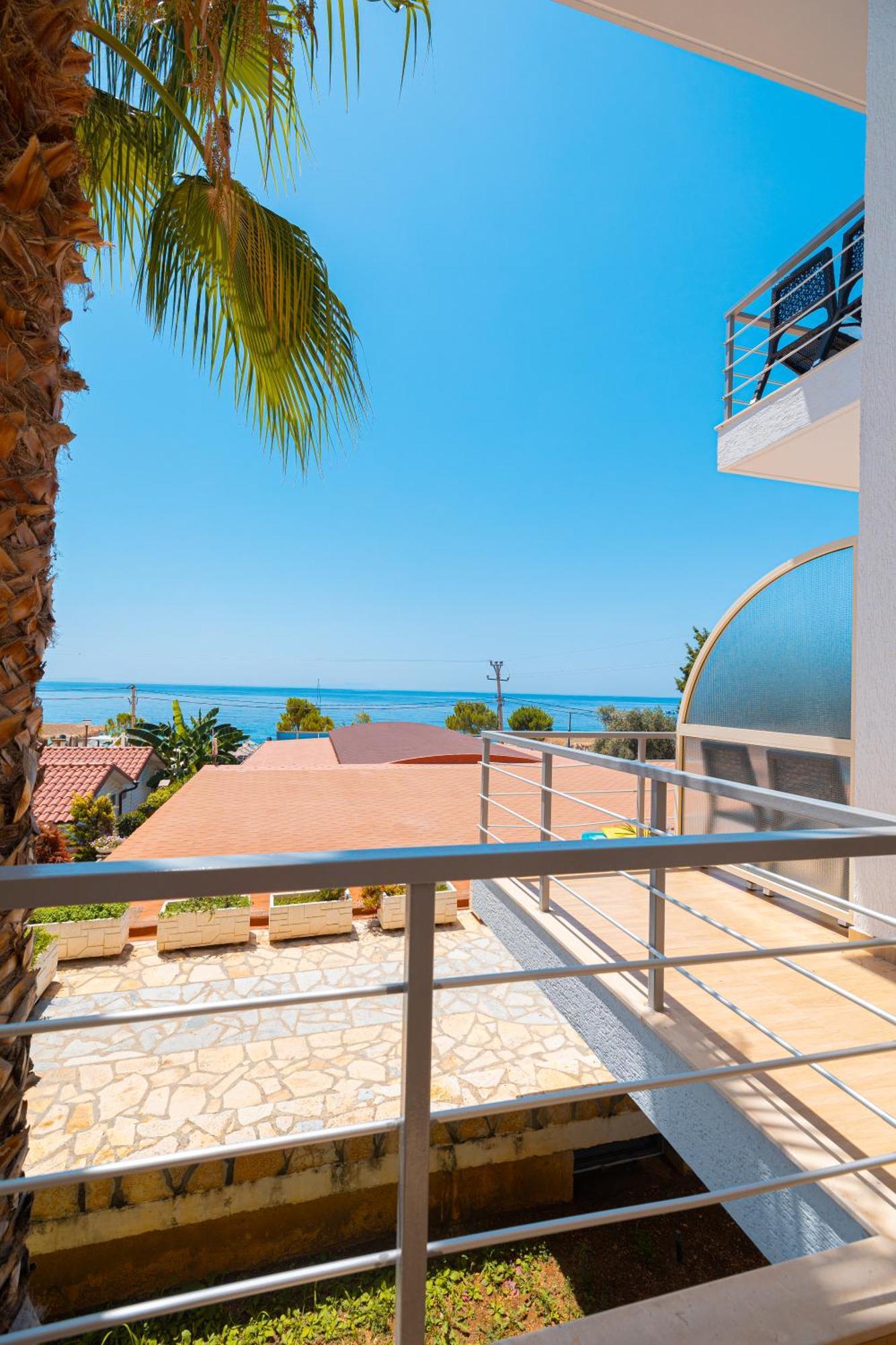 Royal Blue Hotel Dhërmi Kültér fotó